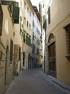 Vue de la via dei Bentaccordi (it), qui épouse la courbure de l'ancien amphithéâtre.