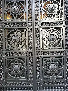 Porte droite du Palais sur la Via dell'Oriuolo 39.