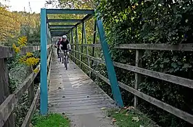 Deux cyclistes sur un pont à Bescanó.