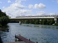 Rame Altéo se dirigeant vers Paris, franchissant l'Oise sur le viaduc d'Éragny.