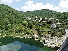 Le village de Pinet et son église.