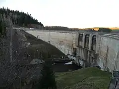 Le barrage de Monceaux la Virolle vu depuis le côté sud.