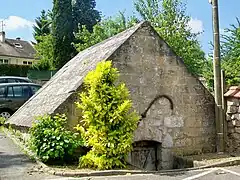 Capteur de source ou regard rue du Douaire (près de la rue du Montcel), appelé également source du Montcel.