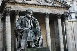 Victor Hugo, cours d’honneur de la Sorbonne, Paris.