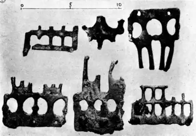 Plaques de ceinturons provenant du tumulus de Vielle-Aubagnan, conservées au musée Dubalen.