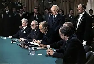 Signature des accords de Paris à l'hôtel Majestic, en 1973.