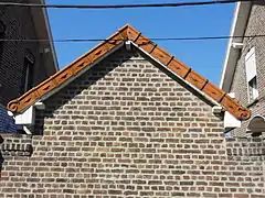 Des tuiles datant de la construction des maisons.