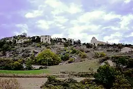 Vue sur le village du Vieux Noyers et Notre-Dame de Bethléem.