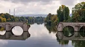 Le vieux pont de Limay, vu depuis le pont de la rue Nationale en aval.