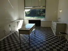 Arrière-cuisine avec vue sur le parc.