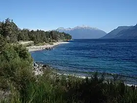 Petit embarcadère sur la rive du Lac Traful. Entouré de profondes forêts et dominé par des cimes enneigées, le lac est d'une grande beauté. Sur ses rives, la petite localité de Villa Traful peut héberger les visiteurs.