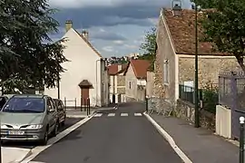 Même rue que l'image précédente à la fin du XXe siècle ; les bâtiments ont été détruits.