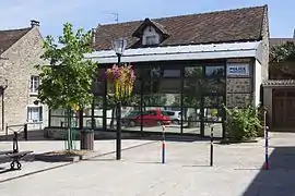 Vue d'un bâtiment de services publics : enseigne « police municipale ».