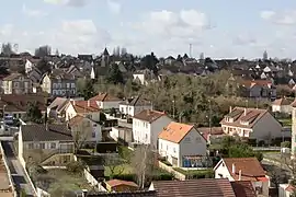 Vue d'un ensemble de maisons sur un coteau.