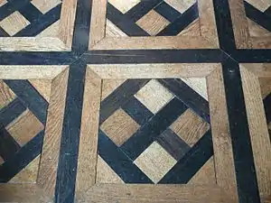 Détail de parquet du salon rouge.