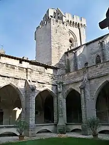 Le petit clocher et la grande tour-beffroi vus du cloître.