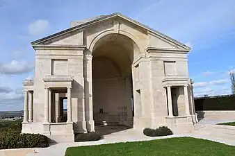 L'une des deux portes monumentales marquant l'entrée du cimetière.