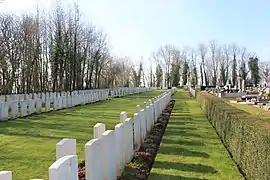 Le cimetière militaire accolé au cimetière municipal.