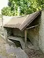 Le petit lavoir de Saint-Firmin, rue d'Avilly, à mi-chemin entre l'église Saint-Firmin et le moulin d'Avilly.