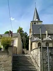 La sente de l'église, qui commence par un escalier au départ de la rue de Senlis (D 924).