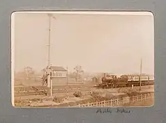 La Charles Dickens approchant de la gare de Harrow & Wealdstone vers 1900.