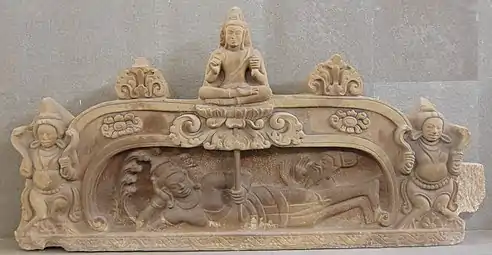 Tympan (inachevé ?): naissance de Brahmā, issu d'un lotus jaillissant du nombril de Viṣṇu, étendu sur le serpent cosmique Ananta. Mỹ Sơn E1. Fin VIIIe siècle Grès, L. 240 cm