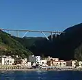 Le viaduc vue de Bagnara Calabra (2009).