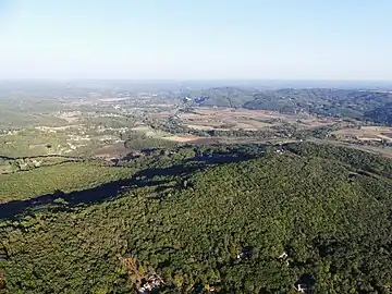 Au premier plan, coteaux à chênes verts de Vitrac et la plaine en bordure de Dordogne ; au second plan sur la droite, commune de Domme.