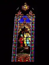 Vitrail au chevet du chœur représentant saint Pierre délivré de ses chaînes par un ange envoyé du Seigneur. Le remplage situé au-dessus représente les armoiries de la famille Mullot de Villenaut.