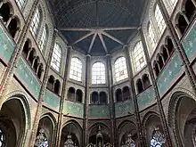 Fenêtres hautes du chœur, avec armes des différents bienfaiteurs.