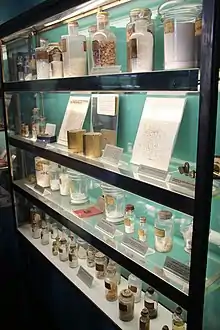 Une vitrine de musée.