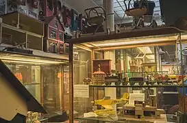 Vitrine exposant des jouets mobiles du Musée du Jouet à Bruxelles