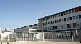 Photographie de l'entrée du parking ainsi que des bâtiments de la cité scolaire François Ier.