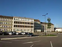 Photographie du centre hospitalier de Vitry-le-François, vu depuis son parking.