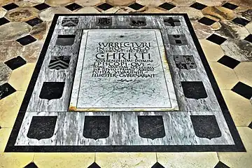 Les armes de Jean Hermil visibles sur la dalle funéraire des évêques de Viviers inhumés dans le chœur de la cathédrale.