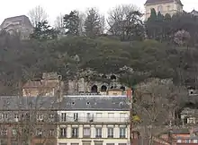 Les voûtes du Puy d'Ainay sont sans rapport avec le puits d'Ainay, qui a donné son ancien nom à la rue.