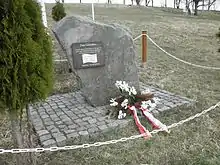 stèle, gerbe de fleurs.