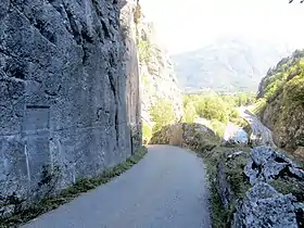 La voie romaine du défilé de Dingy avec la plaque latine gravée dans la falaise de la montagne de Lachat sur la gauche avec le Fier en contrebas et sur l'autre rive la route départementale 16.
