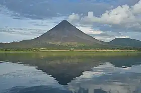 L'Arenal vu depuis le lac Arenal.