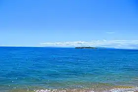 Vue de l'île depuis la ville de Voúla.