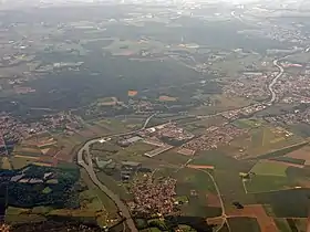 Vue aérienne de la vallée de l'Oise et de la forêt de Carnelle avec au premier plan l'île de Boran-sur-Oise