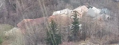 Photographie aérienne de maisons avec des toits et des arbres.