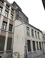 Au premier plan l'immeuble du 8, au-dessus des toits une partie de l'ancienne usine