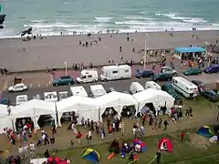 La plage de galets, lieu d'envol des cerfs-volants géants.