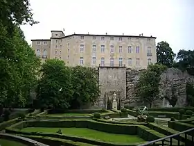 Vue du château de face avec le jardin.