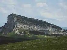 Barres rocheuses dominant des pâturages verts