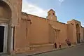 Vue partielle de la façade orientale montrant le mur compris entre le troisième et le quatrième porche.