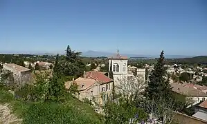 Vue sur le village, avec le Mont Ventoux en fond.