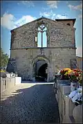 Vue sur la façade de l'église Saint-Didier,et sur le cimetière.