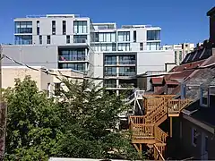 Le 760 Honoré-Mercier vu d'un toit dans le quartier